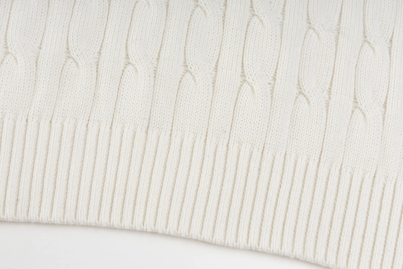 P236 #R84 RALPH LAUREN Six-color classic hooded twist pullover sweater with high-density LOGO embroidery on the chest and original custom-made tag accessories. Made of pure cotton yarn, pure cotton is skin-friendly and comfortable, small label war horse embroidered twist hooded sweater 🐎 high quality, follow the blogger to learn how to wear it! Let’s buy a Ralph Lauren cable sweater. It’s a super hard-to-find series after it became popular. It’s hard to find one on the official website. It’s simple and practical to wear, with a lazy and loose feel. The thickened fabric has more texture, feels soft and delicate, and has a loose fit. Whether worn alone or layered, you can wear different styles of fashion with just one piece!   Size: S M L